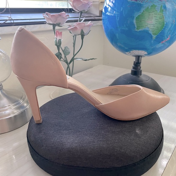 Vince Camuto Kain Pointed Toe Leather Heels - Picture 5 of 12